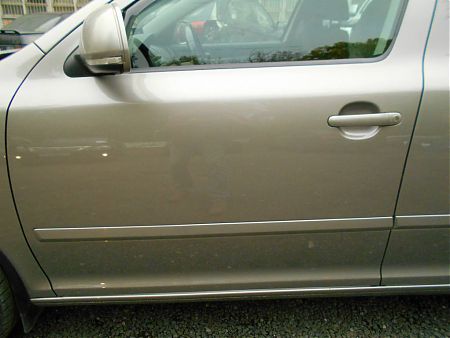 Водительская дверь Skoda Octavia после ремонта и покраски